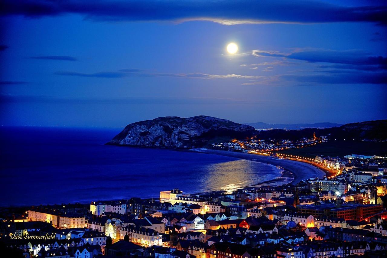 Superb Cintra Beachside Apartments Llandudno Esterno foto